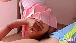 las hermanastras gemelas sienten el castigo intenso de su padrastro cogiendo sus culos grandes