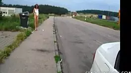 Niemiecka amatorka ssie chuja na publiczny facial