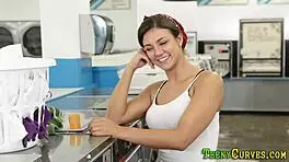 Teen 18+ Gives Blowjob In Laundrette