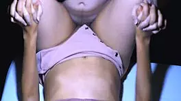 la novia toma control, guia a su pareja al dormitorio y desata pasion desenfrenada.