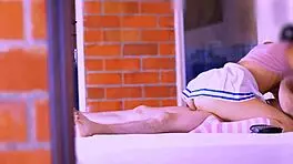 Fristende lille latinske stedatter vækker ukontrollabel lyst i stramme krop møder i lejlighed