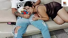 Estoy caliente y le chupo la polla a mi amigo!