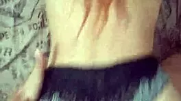 jovencita hermanastra de piel morena mueve su gran culo en follada de perrito intensa