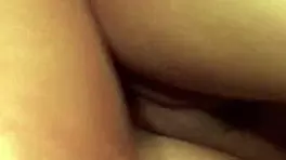 La bella asiatica scopa e ingoia profondamente un grosso cazzo duro con natural tits e big ass