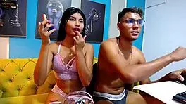 Jovencita Traviesa Y Juguetona Llena Su Boca