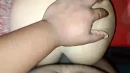 Le dice a su marido por telefono amor estoy trabajando