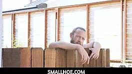 Μικροκαμωμένη πορνοστάρ Lily Glee δεν μπορεί να αντισταθεί στο τεράστιο καυλί