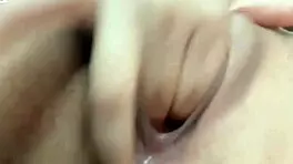 Me meto todos mis dedos en mi coño mojado hasta el orgasmo