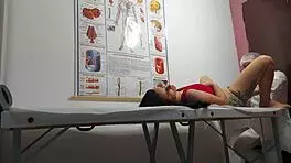 Gynekolog strká prst do prdele a šuká pacientku