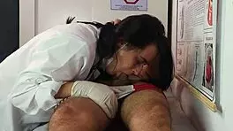 enfermeira e est�tica observa ere��o do paciente