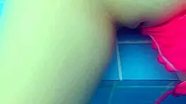 Sexo Arriscado Em Público Com Uma Petite Magra Com Buceta Apertada Na Piscina