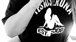 aline lopez se masturbando com vibrador para o testosterona blog