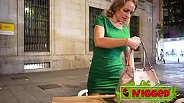 Lara Cruz hace porno con su compañero de piso para nosotros, sabe que la quiere