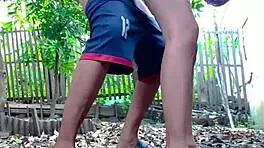 ความเสียวเย็ดเมียเพื่อนบ้านในสวนหลังบ้าน
