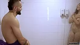 Me consigo a mi esposa duchandose y no me aguanto las ganas de follarmela