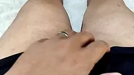 gozei bastante depois que flagrei minha amiga no banheiro tocando uma siririca e brincando com sua bucetinha gostosa