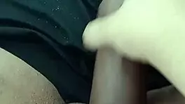 Tocando minha buceta apertadinha gozei no brinquedinho