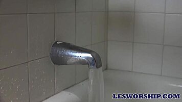 i'm newly single teen trillium wanna lick my roomates pussy bad