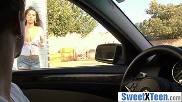 مراهقة فاجرة بجسم مثالي تتسلل لجنس مع صديقها