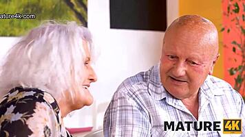 reife Lady verführt Kellner, während Ehemann still zusieht