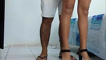 mi hermana deja frotar la polla de mi marido en su culo