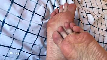 Mianyx Teases with Bare Feet