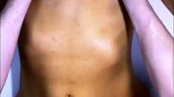 La Madrastra de Su Amiga Ten�a Unas Curvas Impresionantes Que Lo Dejaban Sin Aliento Cada Vez Que La Ve�a