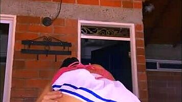 La colegial más atrevida se escapó con su novio para una noche de aventuras y pasión