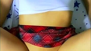 La madrastra obsesionada invitó al amigo de su hijastrastro para seducirlo y fantasías oscuras