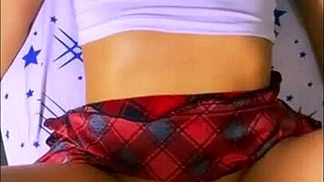 La madrastra obsesionada invitó al amigo de su hijastrastro para seducirlo y fantasías oscuras