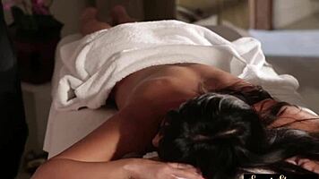 Cougar teaches stepdaughter how to fuck 😏