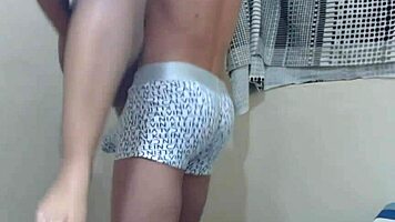 Novinha safada fez SEXO escondido com o F� bem dotado - v�deo completo no red.