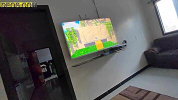 varm pige spreder ben på sofa til kneppe