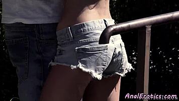 Эй, смотри, как эта миниатюрная 18+ евро-шлюшка получает анальный трах на улице