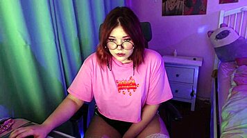 Watch this cute BBW moan with toys on webcam?