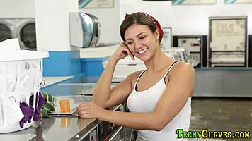 Teen 18+ Gives Blowjob In Laundrette