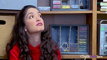 Японски полицай чука американска тийн 18+ за кражба