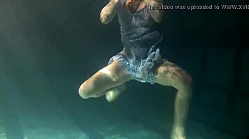 big bouncing tits underwater in the pool