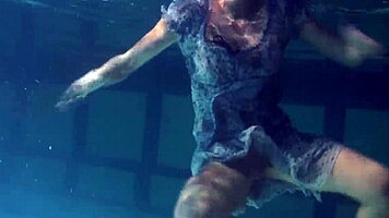 big bouncing tits underwater in the pool