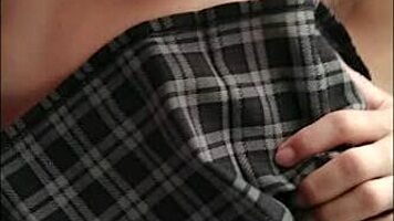 por fin cojo el culo apretado de mi hijastra y me vengo en su vagina estrecha.
