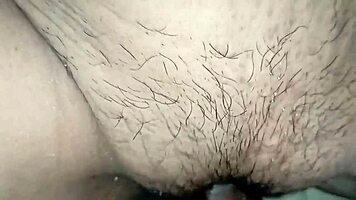 Индийска тийн 18+ жадува кур на фотосесия. Завършва с кремав кумшот върху сочната путка.