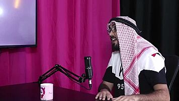 He discovers bi couple in room free of prejudice