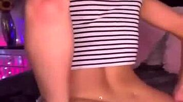 Hot Teen Shaking Ass Webcam