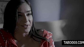 إميلي ويليس تشعر بلذة قوية وهو يلعق وينيك كسها