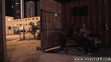 درب العبدة الجديدة ذات الصدر الكبير في الهواء الطلق!