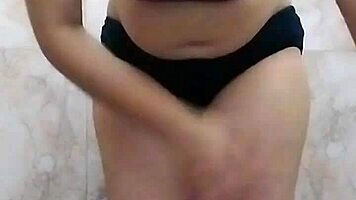 Desi girlfriend fucks herself in bathroom