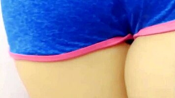 jovencita se desnuda mientras hace la limpieza y el depravado se aprovecha de su inocencia real casero