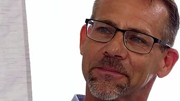 Fată de colegiu futută tare de tatăl vitreg murdar bătrân