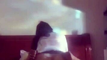 青藤妹妹 eats big cock eagerly