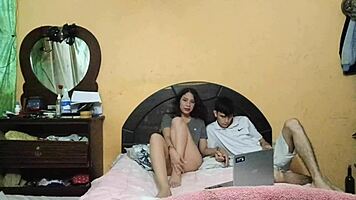 hermanastra ya que estas sola y ocupada con el ordenador - si hermanastro puedes ayudarme con el estres si quieres puedes meterme tu polla - sub espanol.